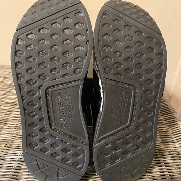 Adidas black/white sneakers new never worn - Picture 5 of 5